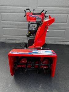 lot 22 image: Simplicity Large Frame Snow Blower - 1226L