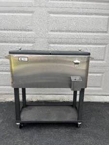 lot 30 image: Trinity Rolling Ice Chest