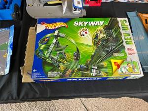 lot 163 image: Hot Wheels Play Set and Cars - Multiple Scenes - Excellent Condition