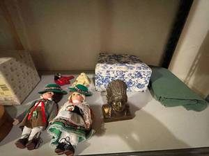 lot 186 image: Variety of Precious Moments, Cherished Teddies w Boxes and other Collectible Figurines and Home Decor