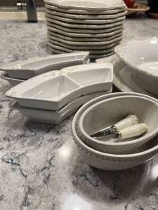 lot 200 image: Beautiful Pavillion Princess House Exclusive China Set