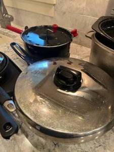 lot 220 image: Excellent Condition Cookware - VTG Popcorn Popper, Frying Pans, Griddle, Roasters and More