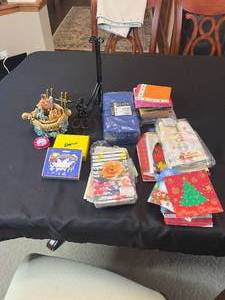 lot 231 image: Napkin Holders, Napkin Rings, Noahs Ark Music Box, Paper Napkins (various colors and sizes)