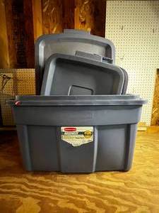 lot 89 image: 2 Rubbermaid Storage Bins with Lids