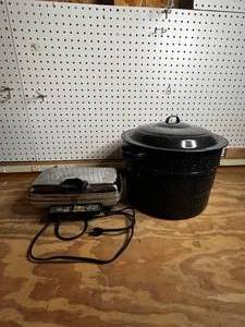 lot 91 image: GE Automatic Grill Waffle Baker  Stock Pot with Accessories