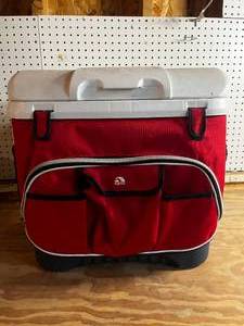 lot 95 image: Igloo Cooler with Wheels and Storage