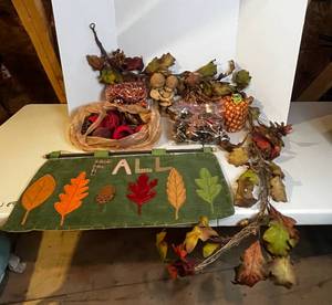 lot 271 image: Seasonal Decor  Bill Mack Fannykin Statue