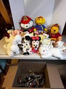 lot 272 image: Variety of Stuffed Animals  Trophies