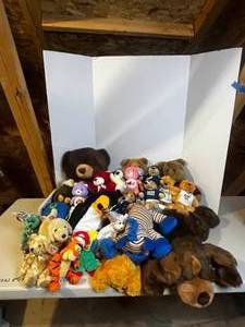 lot 273 image: Lot 2 of Various Stuffed Animals