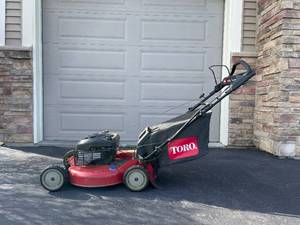 lot 1 image: Toro Lawn Mower - 21 Inch Super Recycler