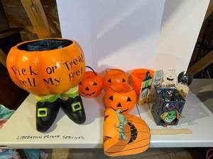 lot 276 image: Halloween Decor and Pumpkin Trick or Treat Buckets - Excellent Condition