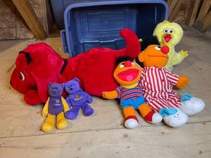 lot 286 image: VTG Stuffed Animals, Clifford the Bid Red Dog, Big Bird, Bert and Ernie, 2 Minnesota Vikings Bears