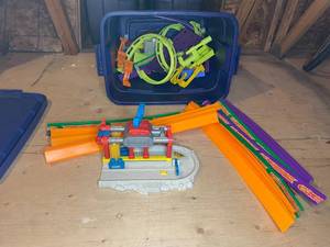 lot 288 image: Plastic Race Car Tracks inc. Hot Wheels Brand