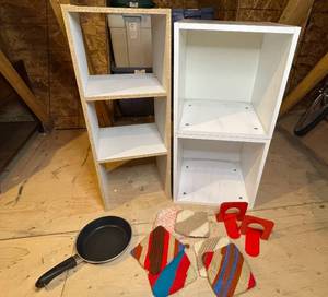 lot 298 image: White Cube Storage, Bookends and Pan w Hotpads