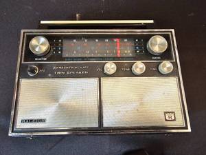 lot 315 image: VTG Short Wave Radio, VTG DE LUXE Transistor Radio