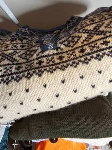lot 321 image: Various Knit Hats & Womens Sweaters SZ M, Knit Gloves