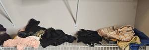 lot 322 image: Various Mens Gloves, Men & Women Winter Head Coverings & Cloth Tote Bags