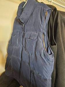 lot 342 image: Lot of 2 Mens Winter Vests & 2 Jackets SZ ML Inc Columbia