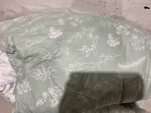 lot 313 image: BedSure Green Floral Bedding Comforter