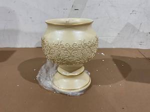 lot 128 image: Creative Scents Shannon Wastebasket