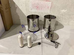 lot 427 image: Fachioo British Berkefeld 2.24 Gallon Gravity-Fed Water Filter System