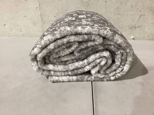 lot 481 image: Grey Hallway Area Rug