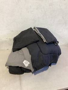 lot 297 image: 3 Piece King Size Comforter Set