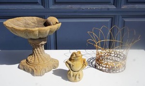 lot 11 image: Garden Patio Accents DecorTabletop Clamshell Birdbath, Frog Statue, Wire Planter Basket