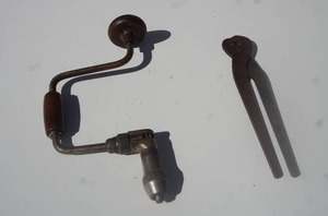 lot 27 image: Vintage Hand Tools...Manual Drill Bit Brace, Ferrier Hoof Clipper Snipper