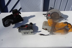 lot 43 image: Garage Hand Tools Electric SkilSaw Made in USA 7-14 inch 10 AMP, Black & Decker 5.2 Amp Belt Sander 3 x 24, SKIL Model 497 JIGSAW 13 HP, Craftsman 14 Sheet Finishing Pad Sander