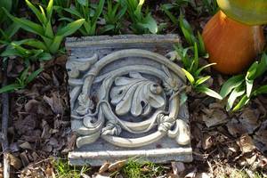 lot 114 image: Outdoor DeCor