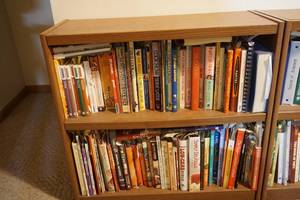 lot 132 image: Two-tier bookshelf, 30 x 12 x 29 includes cookbooks