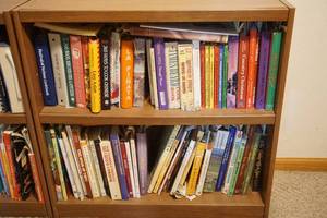 lot 133 image: Two-tier bookshelf, 30 x 12 x 29 includes cookbooks