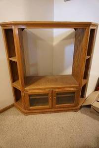 lot 135 image: Solid Oak Corner Entertainment Center TV Console Portable Bar
