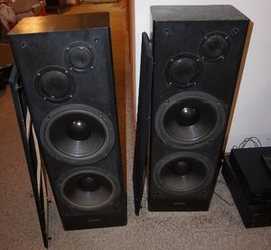 lot 140 image: TEAC AG1000 Stereo AMFM Receiver WTwo Optimus 35-inch Floor Speakers