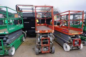 lot 15 image: 2008 Sky Jack III 3226 Scissors Lift