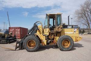 lot 3 image: Cat IT24F Articulating Wheel Loader