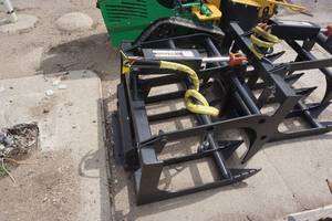 lot 32 image: Brand New Mini Toro Dingo Ditch Witch Mount 42 Grapple Bucket