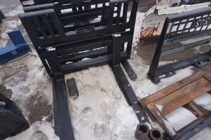 lot 29 image: Brand New Made In America Universal Mount Bobcat Skid Loader Skid Steer Walk Through Pallet Fork Attachment
