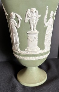 lot 21 image: Beautiful Vintage Green Wedgwood Vase