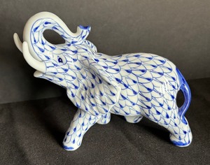 lot 22 image: Three Blue and White Andrea by Sadek Figurines