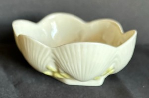 lot 27 image: Vintage Belleek Shell Plateau Porcelain Bowl