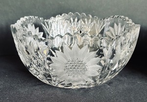 lot 31 image: Three Vintage Crystal and Clear Glass Serving Bowls