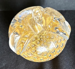 lot 32 image: Marcolin Art Crystal Apple Paperweight