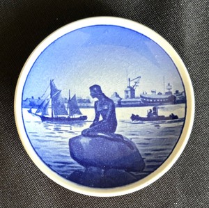 lot 33 image: Hues of Blues Decor and More