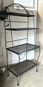 lot 4 image: Beautiful Metal Bakers Rack