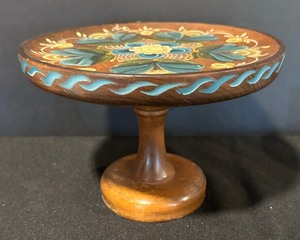 lot 38 image: Vintage Rosemaling Pedestal Server, Plate and Shaker Box