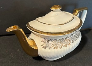 lot 59 image: Gorgeous Vintage Gibson Teapot with Gold Painted Accents