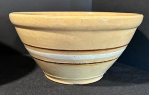 lot 74 image: Two Vintage Redwing Pottery Mixing Bowls