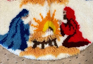lot 81 image: Vintage Latch Hook Nativity Scene Tree Skirt
